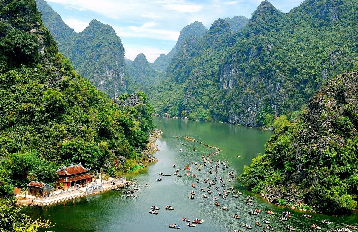 Vietnam_Trang An Ninh Binh: Marvel at the scenic beauty of the “Heaven on  Earth” | Writers