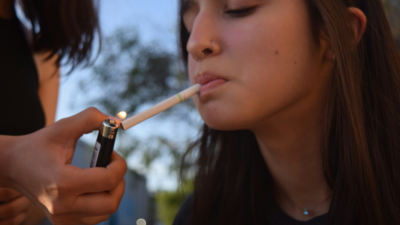 remove cigarette stains from teeth HOW DOES TOBACCO STAIN TEETH?, Your teeth have pores just like your skin. The nicotine and tar in tobacco easily absorbs into these pores causing a yellow or brown discoloration. Although nicotine, by remove cigarette stains from teeth HOW DOES TOBACCO STAIN TEETH?, Your teeth have pores just like your skin. The nicotine and tar in tobacco easily absorbs into these pores causing a yellow or brown discoloration. Although nicotine, by