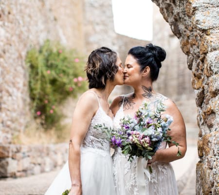 Mont Orgueil Castle brides kiss under archway