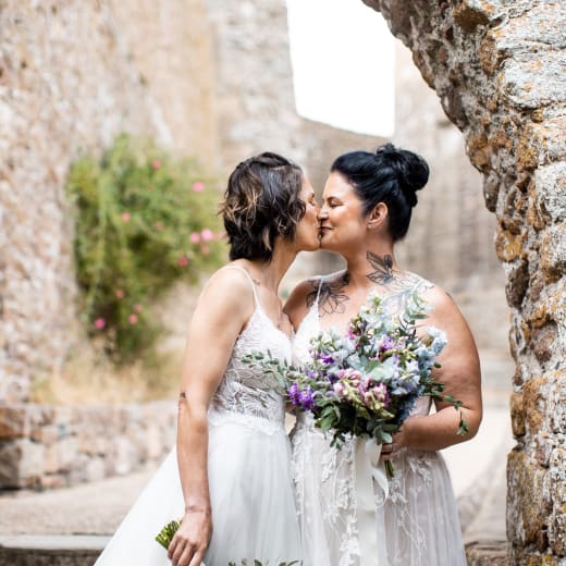 Mont Orgueil Castle brides kiss under archway