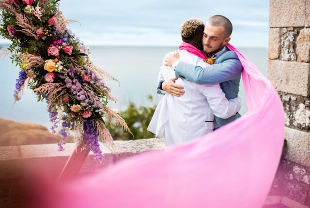 L'Etacquerel embrace under alter display