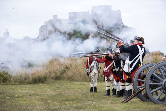 Men fire guns dressed as 1781 Jersey Militia