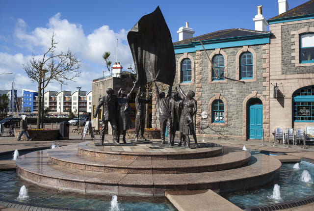 A statue of people celebrating
