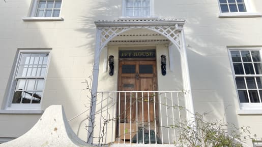 The frontage of a 17th century townhouse called Ivy House