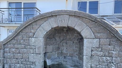 A large basin in a wall, which was an old drinking point for cattle