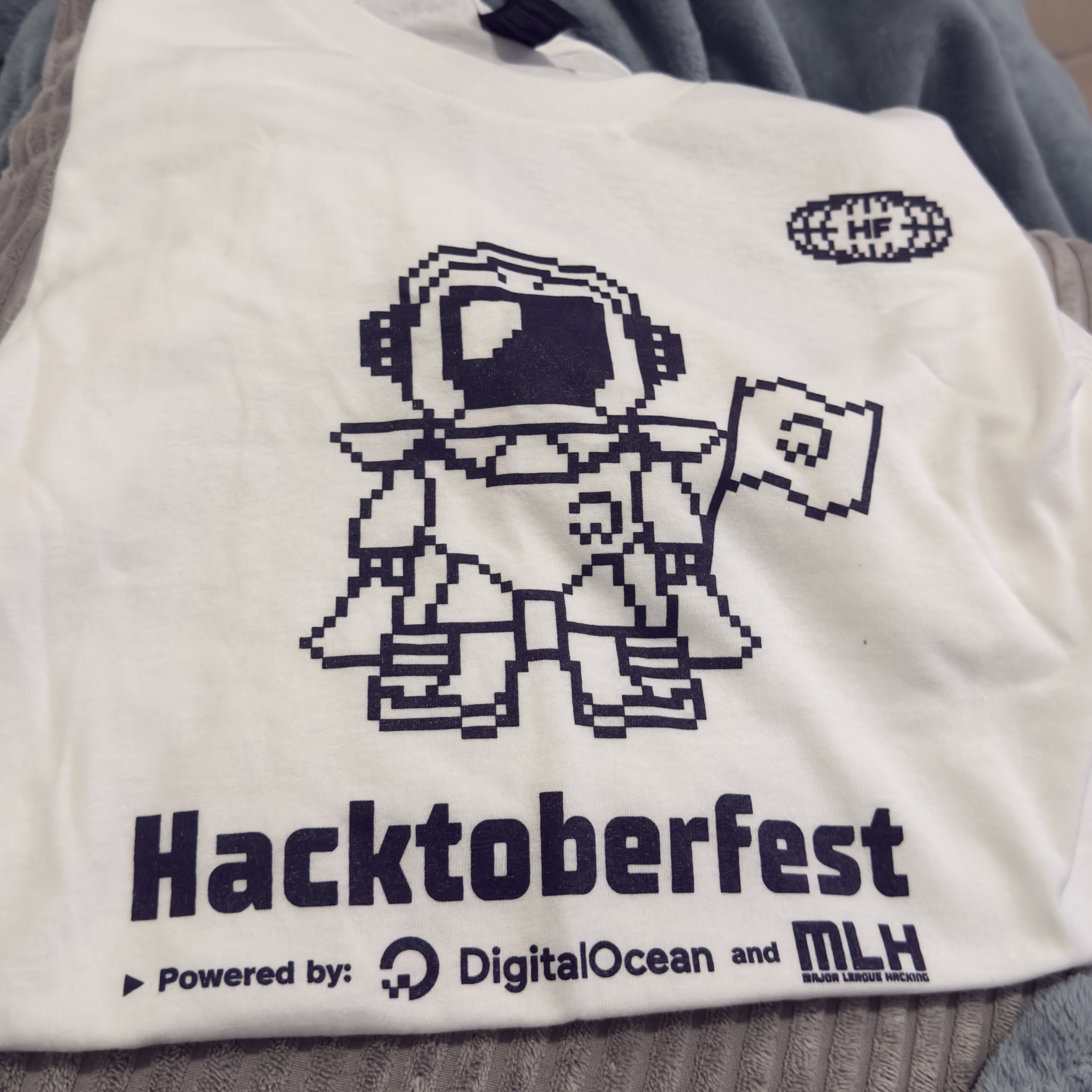 Camiseta de supercontribuidora Hacktoberfest 2025 em cor clara, representando a recompensa de edição limitada para os principais contribuidores