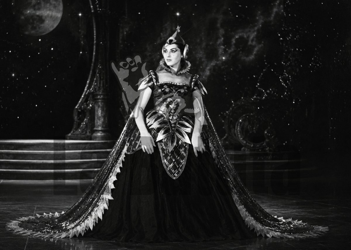 Ghena Dimitrova en La reina de la noche - con sello de agua.jpg