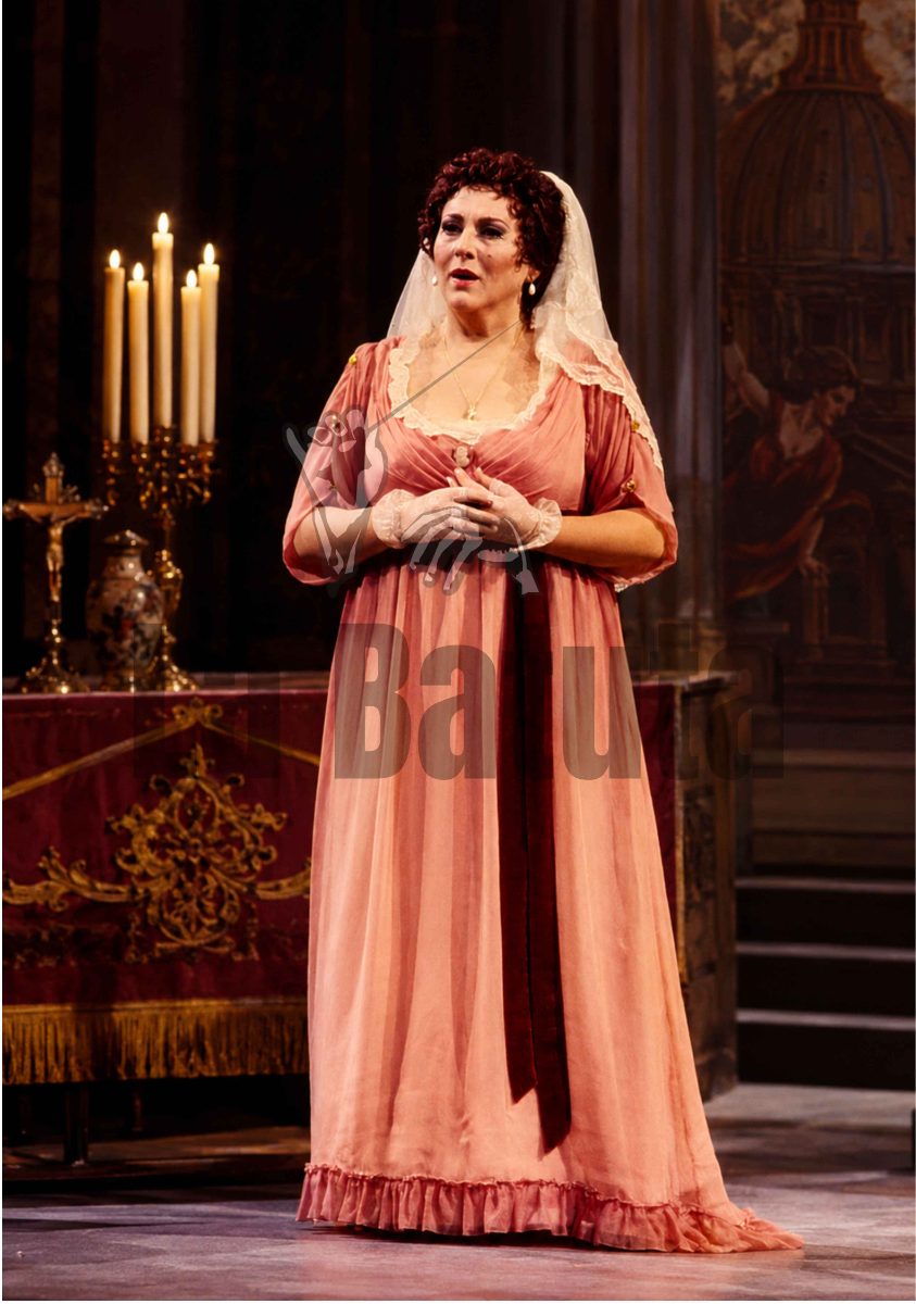 5 Ghena Dimitrova con sello en Tosca.jpg