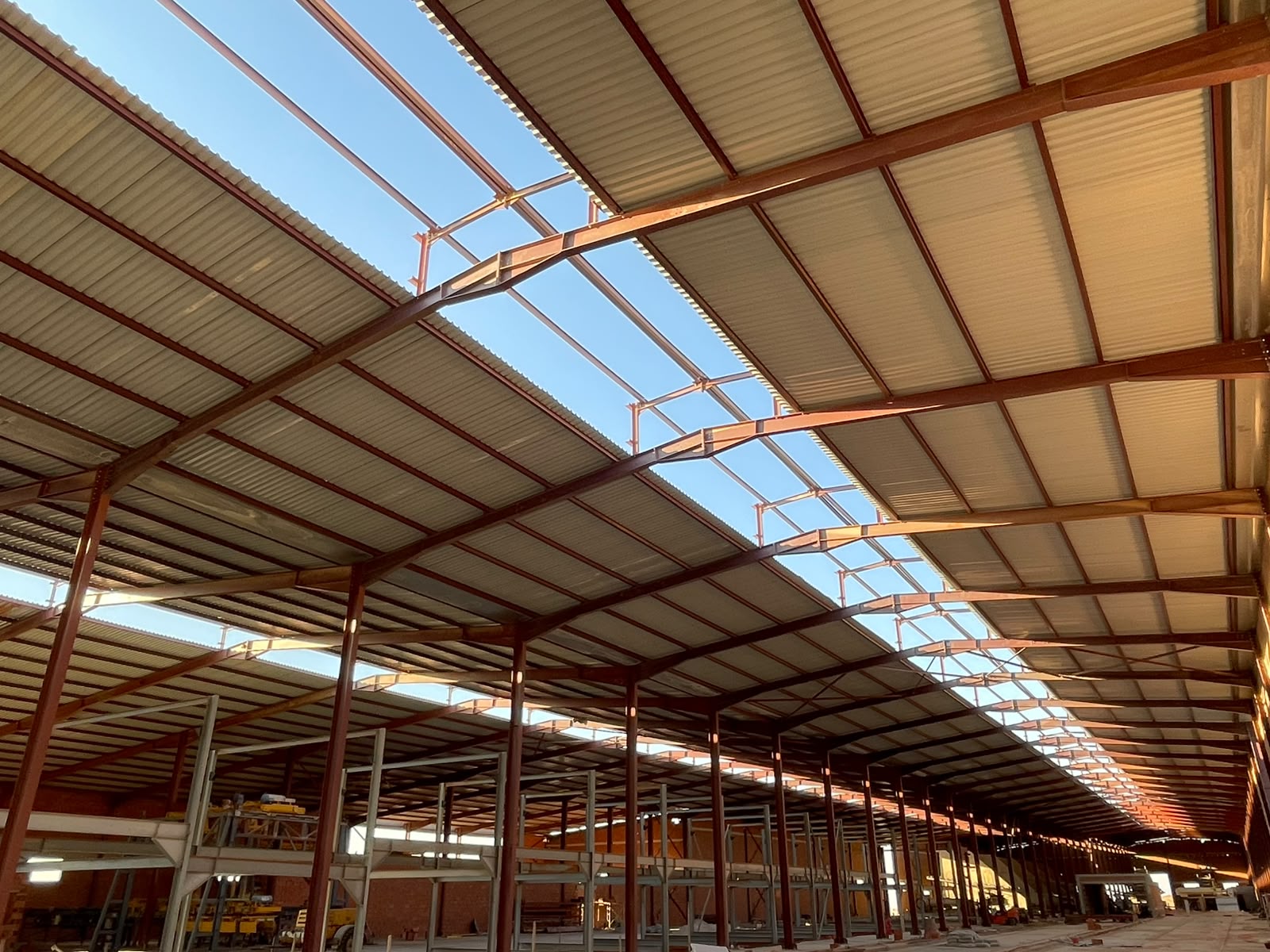 Fabrication et Montage de Charpente Métallique pour Briqueterie – 13 000 m² | Libye
