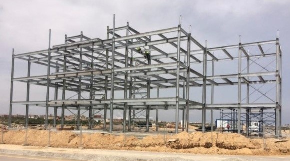 Fabrication et montage d'une tour métallique en acier galvanisé de 1800 m² à Sousse