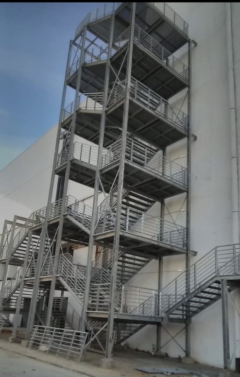 Fabrication et pose d'un escalier métallique de secours galvanisé de 22m de hauteur pour le Mall of Sousse