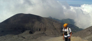 12 JAM DI RANGKUL MERAPI JAWA TENGAH 12 JAM DI RANGKUL MERAPI JAWA TENGAH