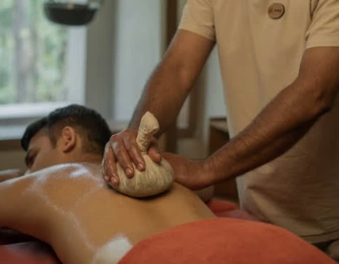 Abhyanga with Kizhi – Full Body Massage with Hot Herbal Bundles
