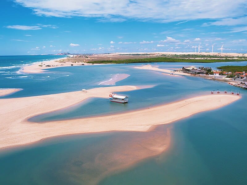Piscinas Naturais no encontro do rio com o mar no Caribe do Ceará