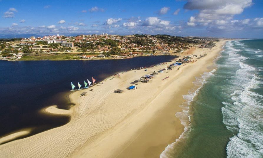 Passeio Prainha em Aquiraz, Ceará: dunas, mar e estrutura de praia