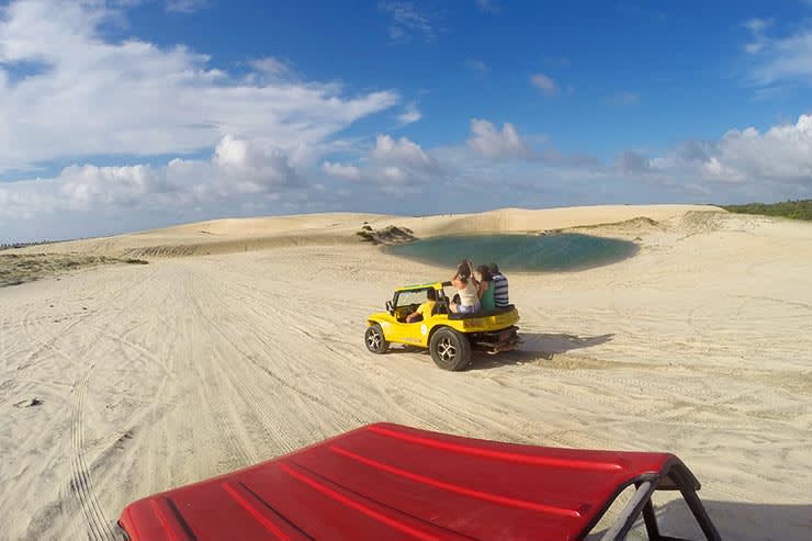Transfer privativo em veículo SUV 4x4 para Jericoacoara parado nas dunas do Ceará - Transfer em Fortaleza e região - Foto 2
