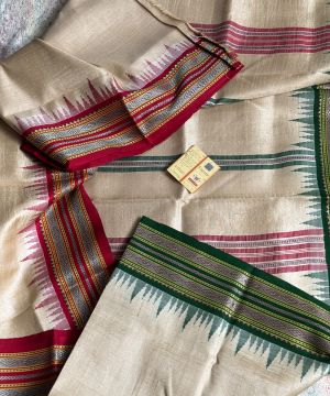 Karvati red and green border