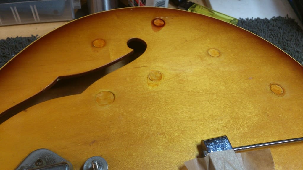 The tinting is sympathetic with the fading of the finish. It would be madness to refinish this instrument