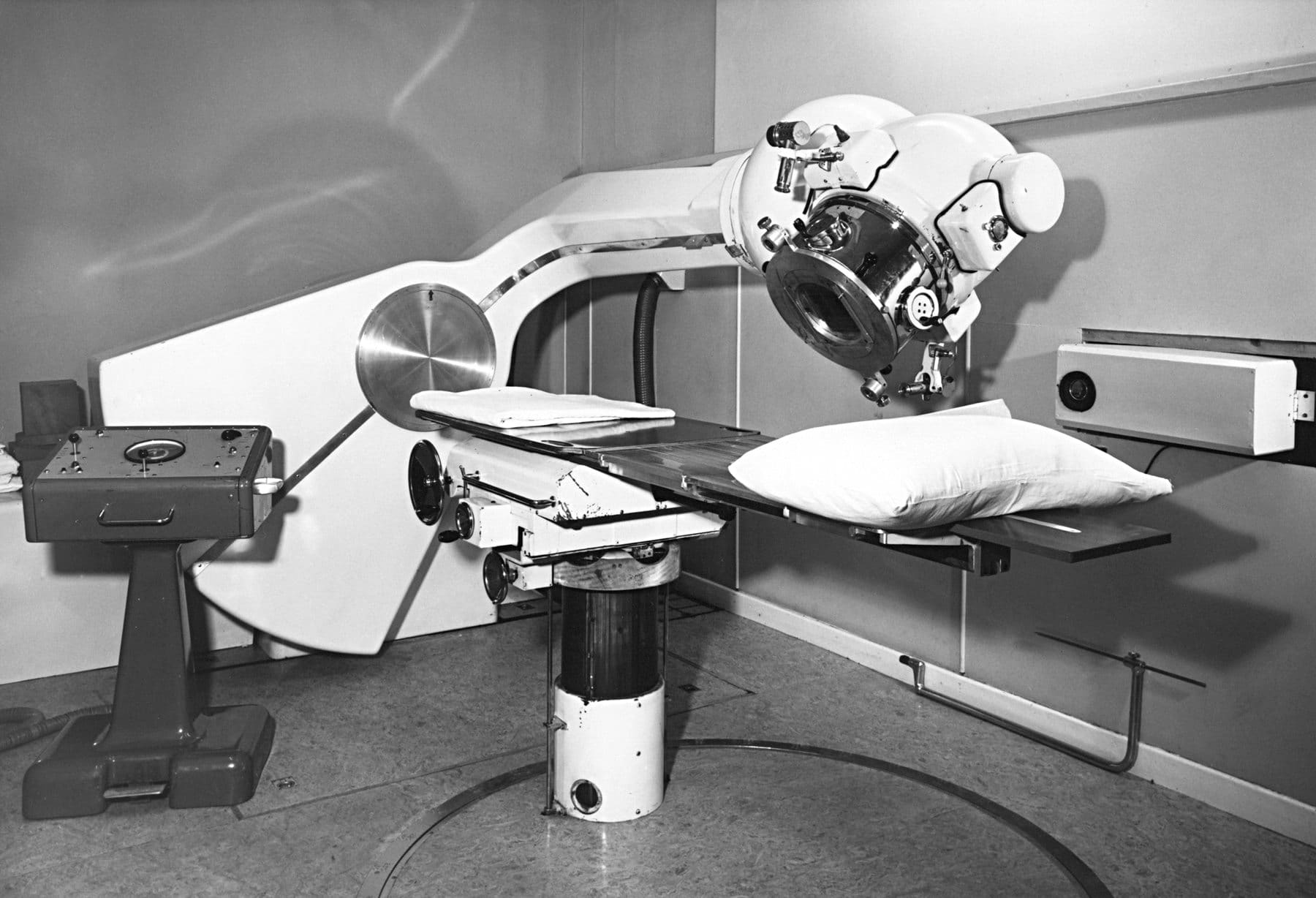 Early Cobalt-60 machine at Cookridge Hospital