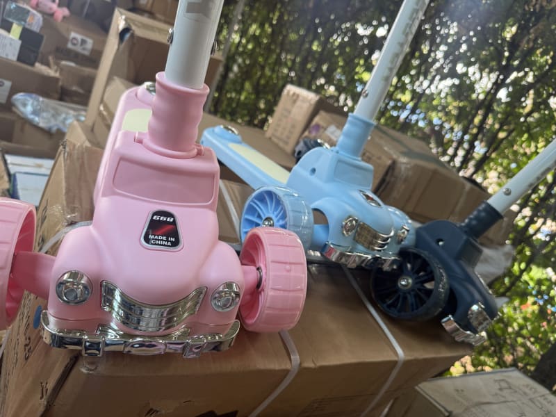 scooter infantil de 3 ruedas con diseño de automóvil clásico 3