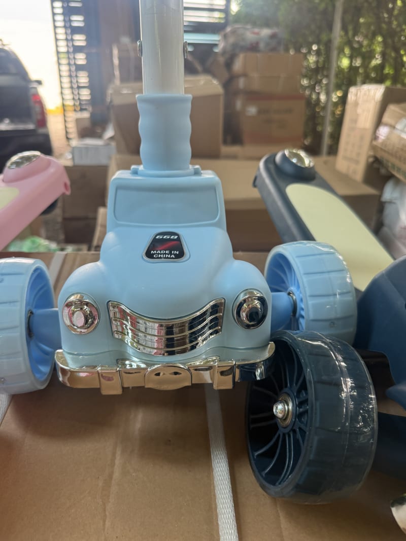 scooter infantil de 3 ruedas con diseño de automóvil clásico 4
