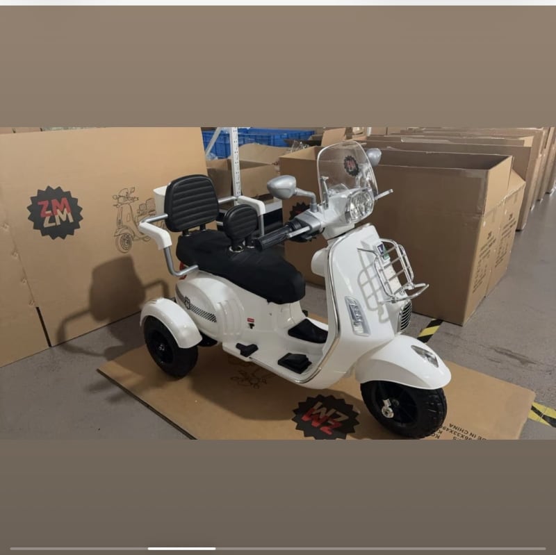 Moto eléctrica infantil estilo scooter 3