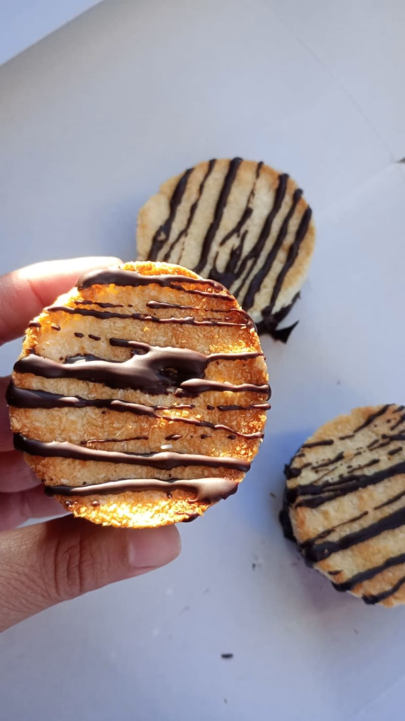 Alfajor de coco y chocolate 2