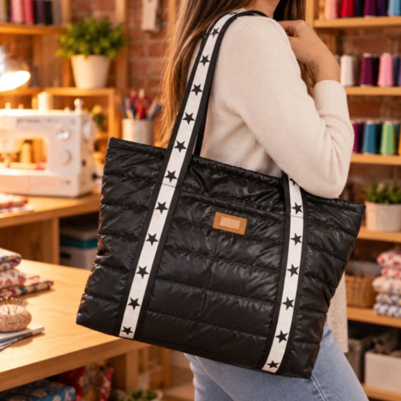 Bolso práctico y espacioso, ideal para llevar tus esenciales. Hecho a mano con dedicación. 1