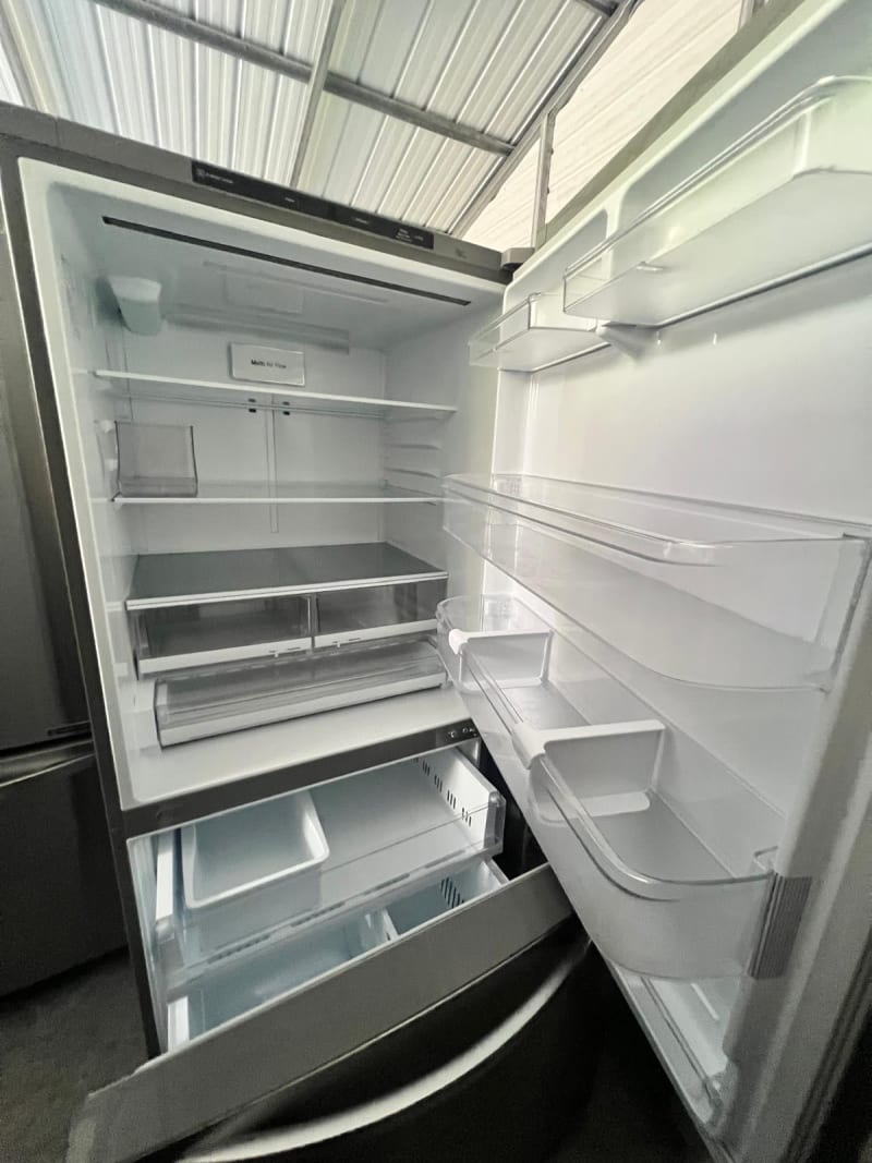LG 33 “ Bottom Freezer, 25 Cuft, Delivery Available 3