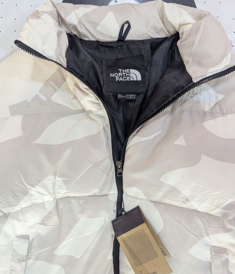 Chaqueta KAWS x The North Face 2