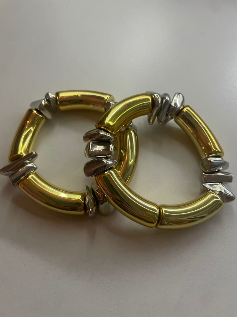 Pulseras en acrílico y elástica cada una $10 1