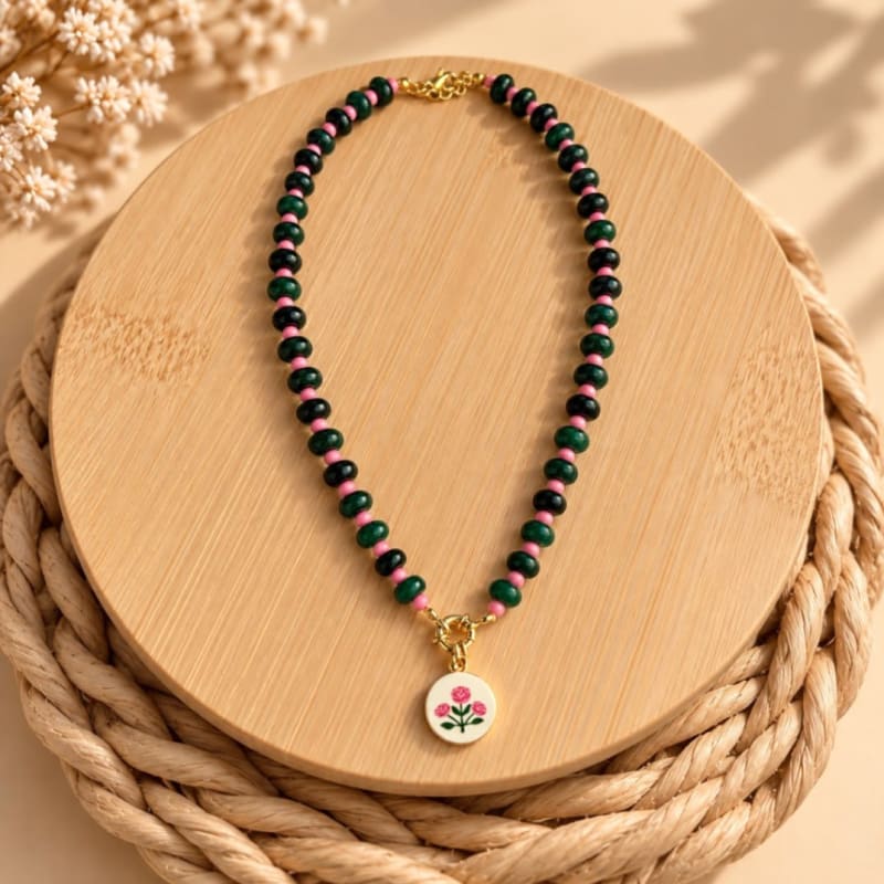 Cadena de  piedras colores  ( verde) con dije. 1