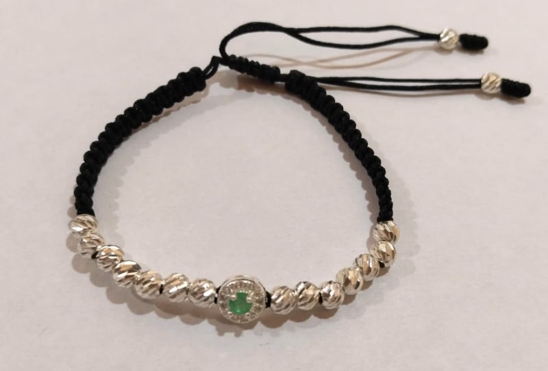 pulsera tejida con balines de plata y esmeralda 1