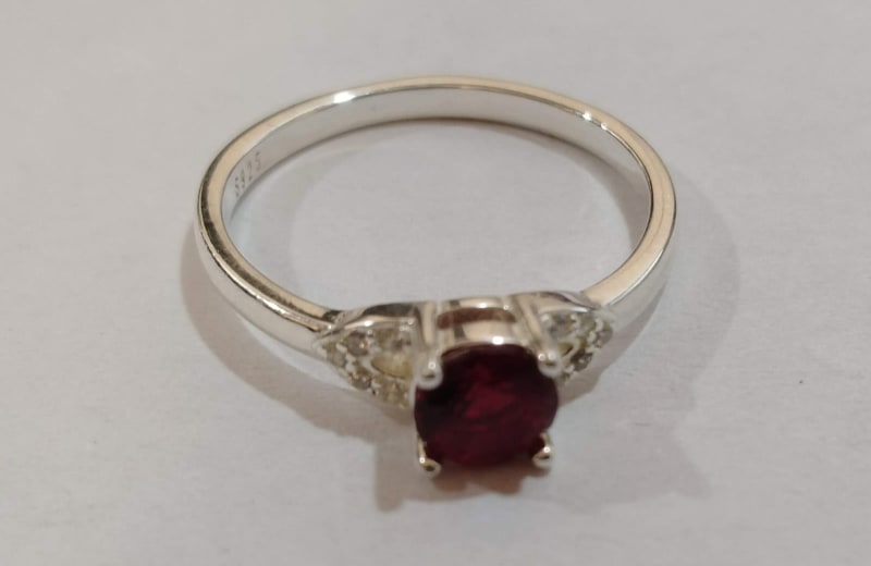 anillo de plata con pidra roja 2