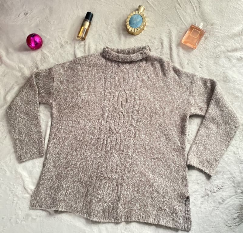 Suéter beige cuello alto tejido trenzado 1