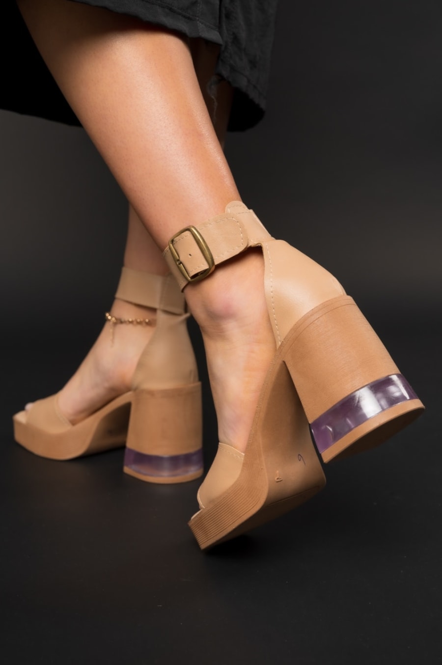 Sandalias con taco acrílico 2