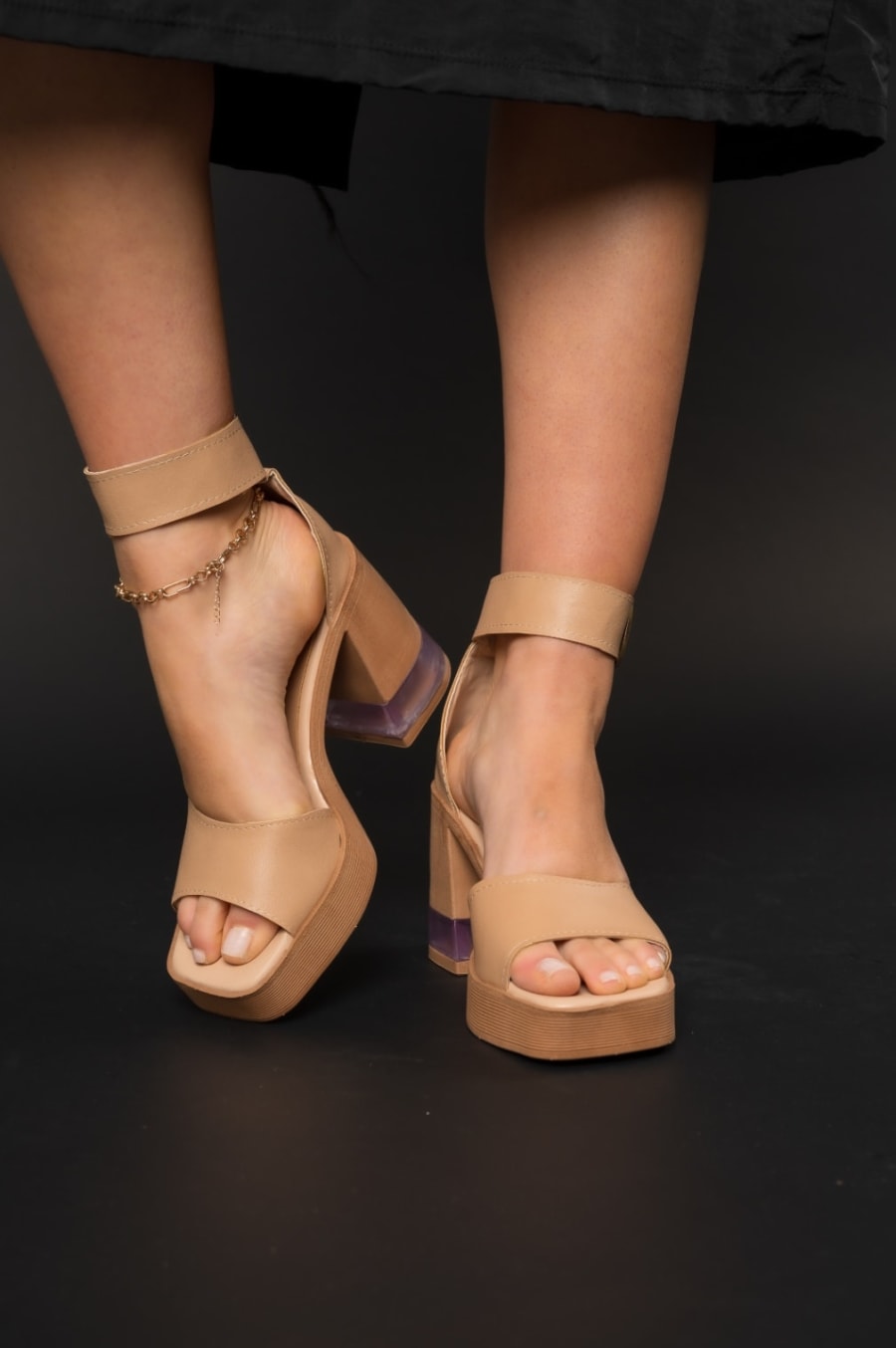 Sandalias con taco acrílico 4