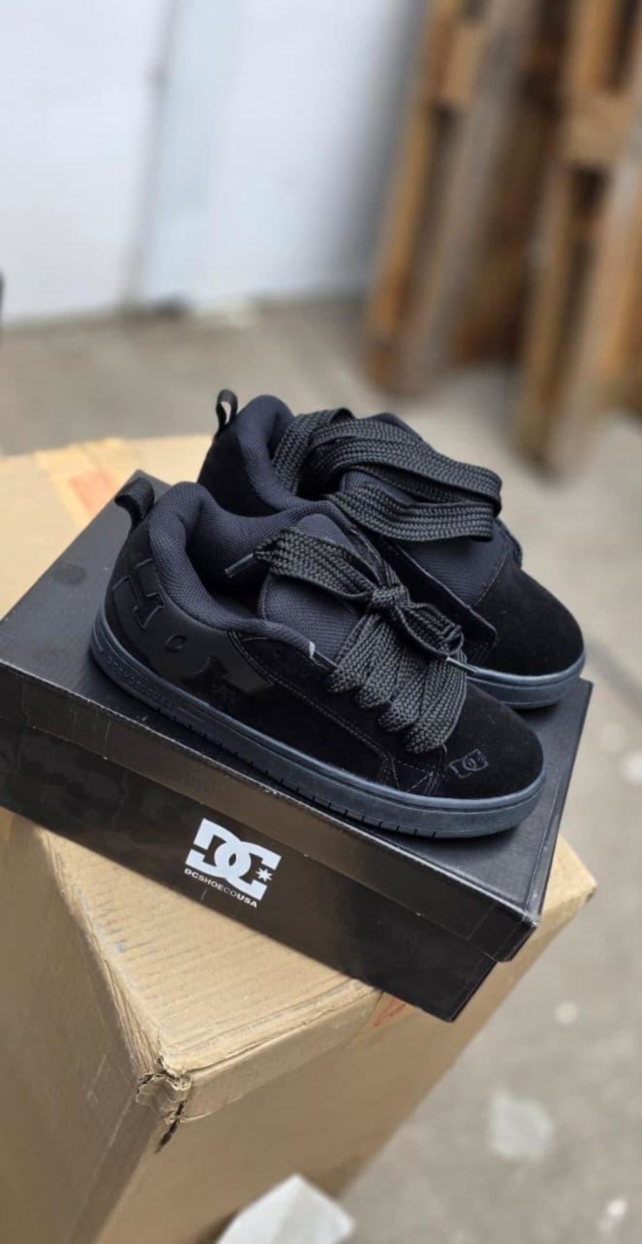DC total black 1