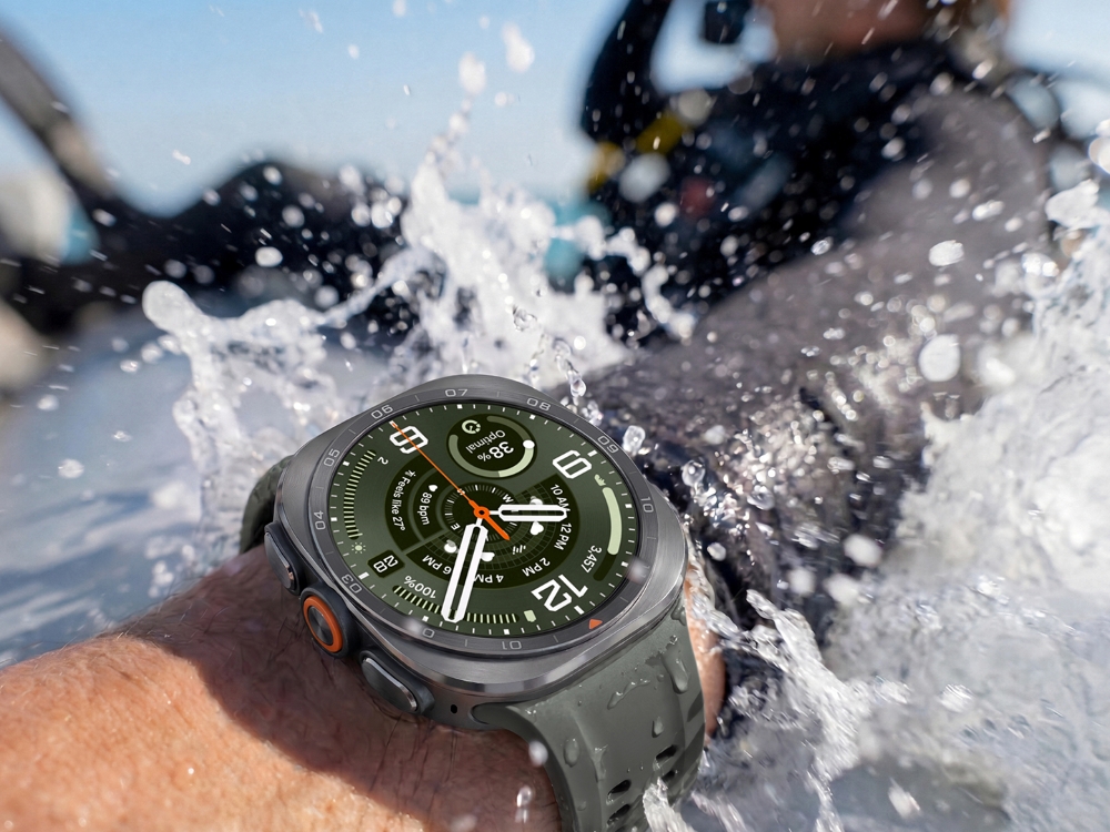 The 47mm Samsung Galaxy Watch Ultra2 in Titanium Gray, showing its 5,000-nit display