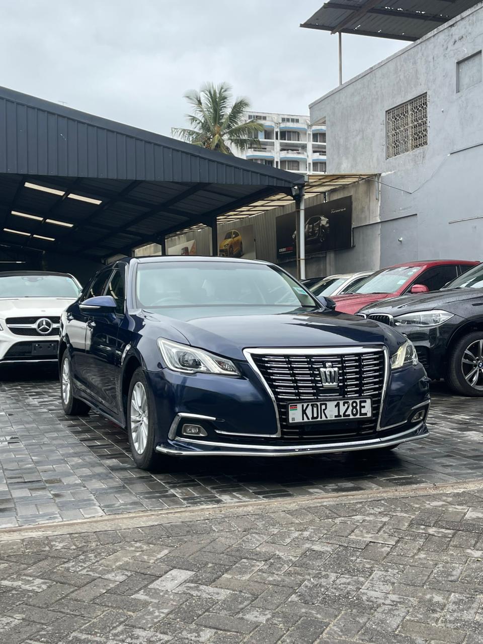 Toyota Crown (Navy)