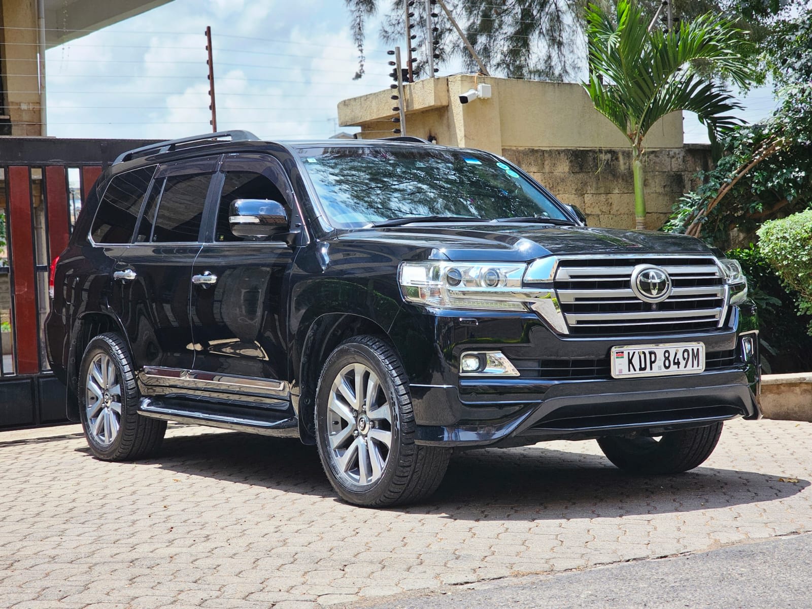 Toyota Landcruiser V8 (Black)