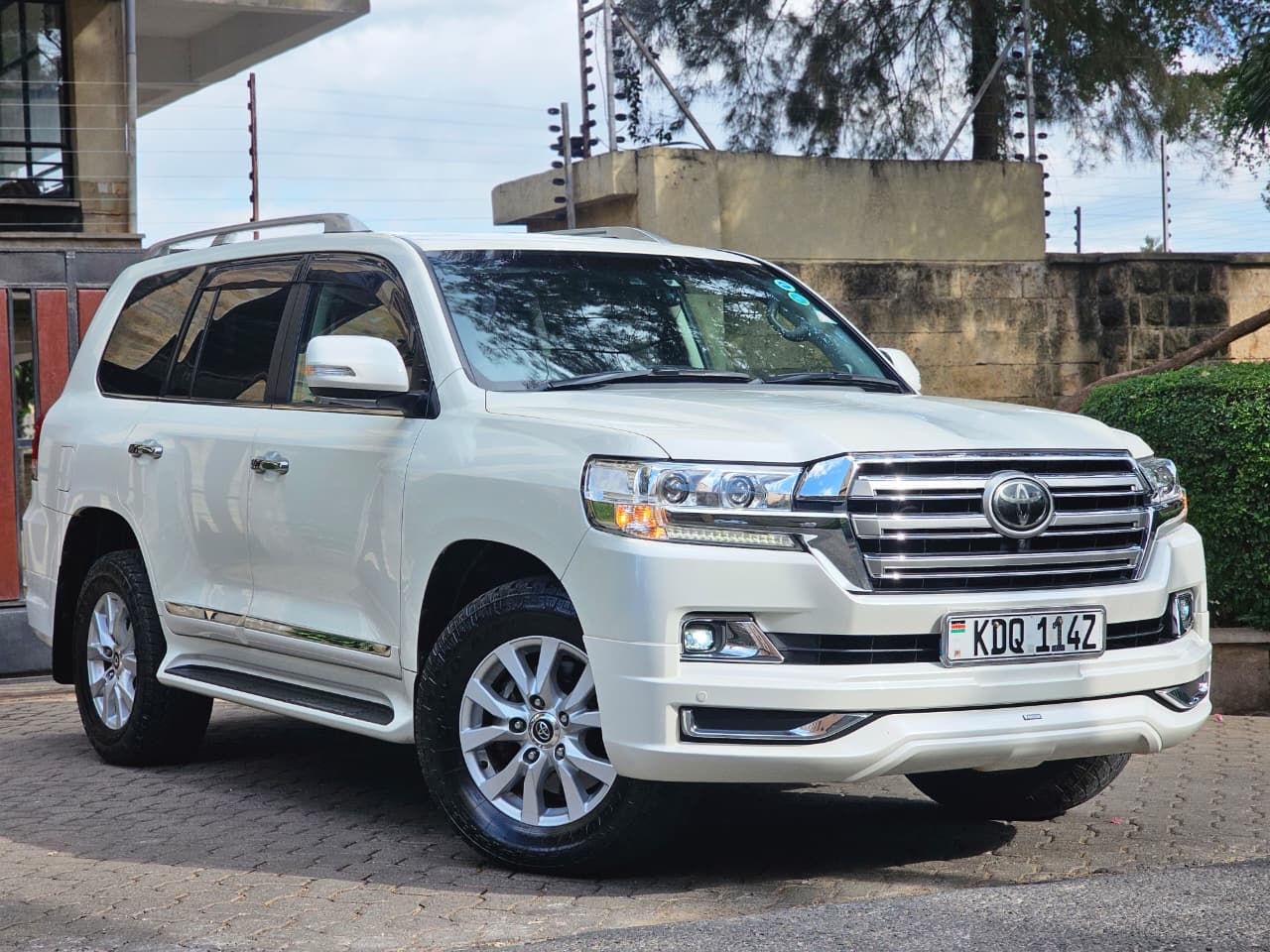 Toyota Landcruiser V8 (White)