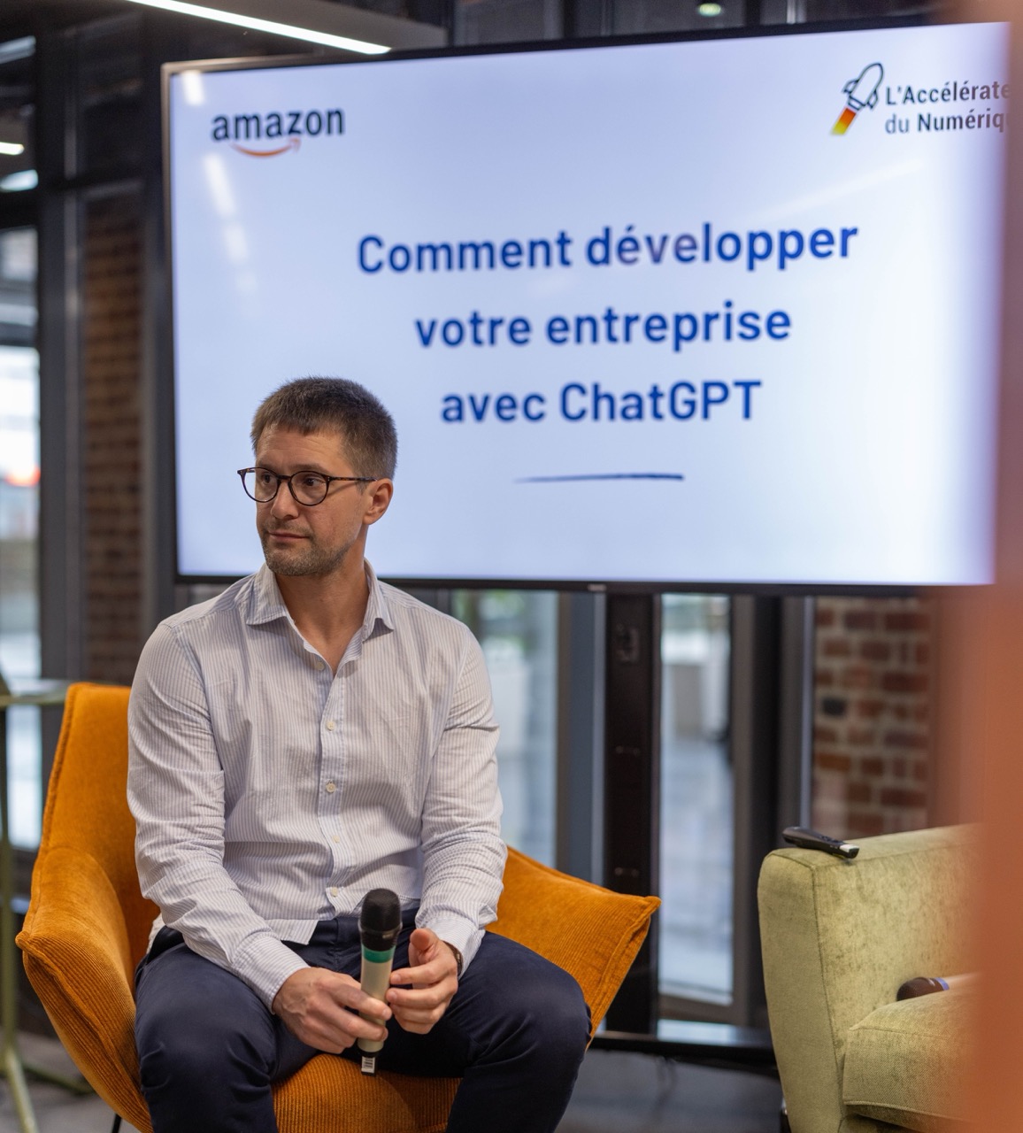 Brice animant une conférence pour Amazon