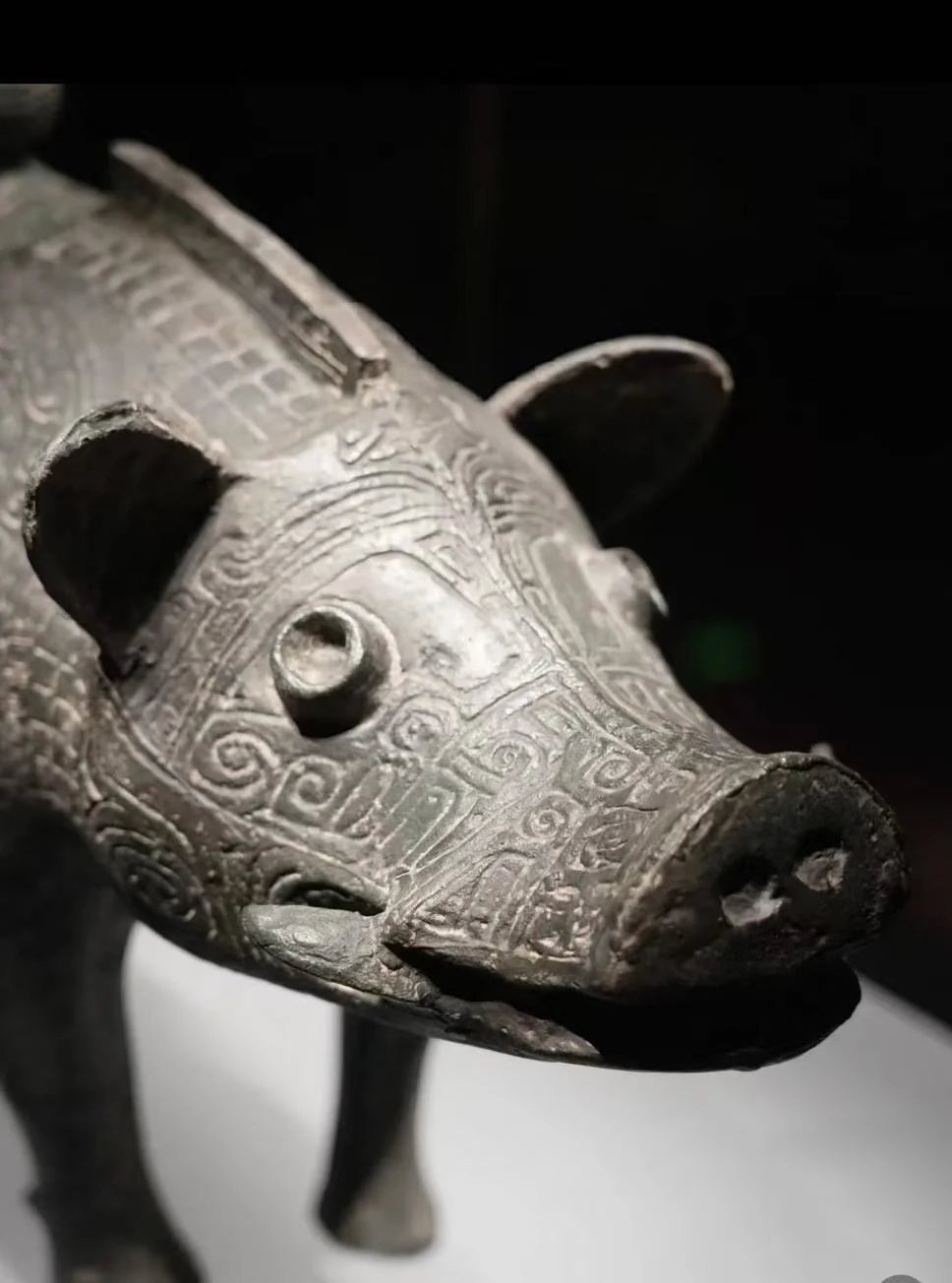 Bronze pig with a rounded body and short legs