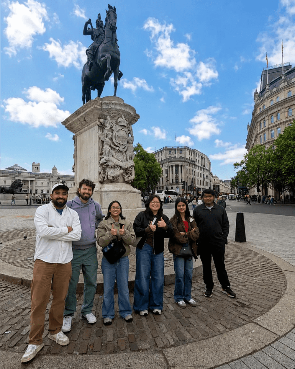 Um grupo pequeno com seu guia na estátua de King Charles I em um free tour por Westminster