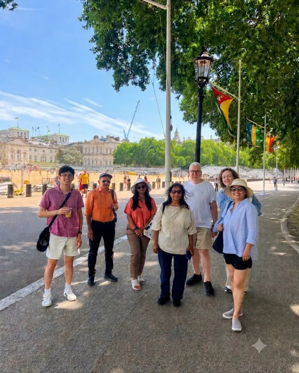 Um grupo de um free tour a pé no Horse Guards Parade, em Londres