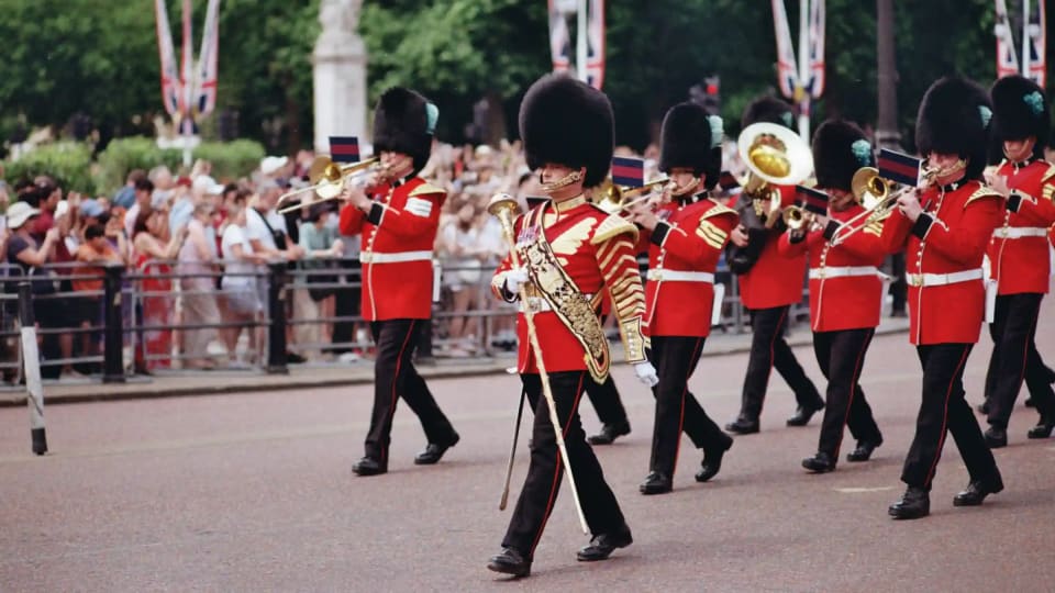 Changing of the Guard London, marching