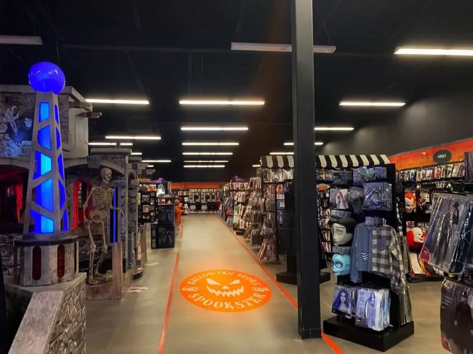 Real storefront projections in action — Infinity Projectors