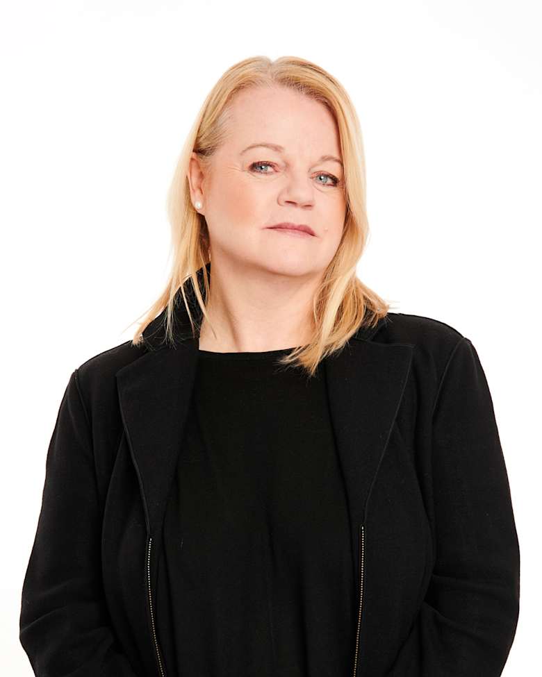 Portrait of Carolin Schneider, Team Leader Work Dynamics at JLL in Hamburg