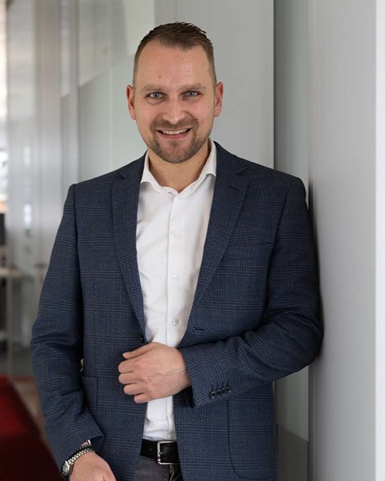 Portrait of Thijs Ploumen, Senior Director, Capital Markets Industrial & Logistics at JLL in Eindhoven